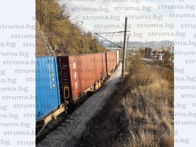 СНИМКИ показват кървавия ужас край Бело поле, движението на влакове по отсечката е спряно!