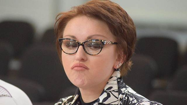 Социална министърка се изцепи, че с 46 евро месечно може да се живее сносно, но отказа да се пробва. Уволниха я веднага 