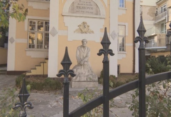 Фандъкова търси помощ от Борисов и Банов, за да спасят къщата на Яворов