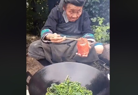 Хората видяха ключа към дълголетието в това ВИДЕО със старица