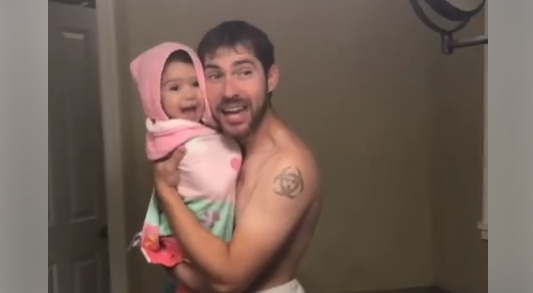 Цял свят се радва на баща и сладката му дъщеричка, заснели ето това ВИДЕО