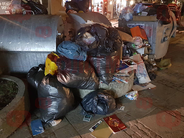 Центърът на Бургас потъна в боклуци и мизерия (СНИМКИ)