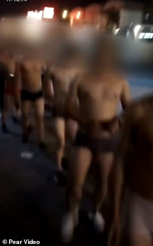 Шеф накара служителите да преминат по улиците само.... по гащи (СНИМКИ/ВИДЕО)