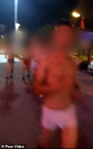 Шеф накара служителите да преминат по улиците само.... по гащи (СНИМКИ/ВИДЕО)