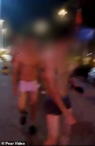 Шеф накара служителите да преминат по улиците само.... по гащи (СНИМКИ/ВИДЕО)