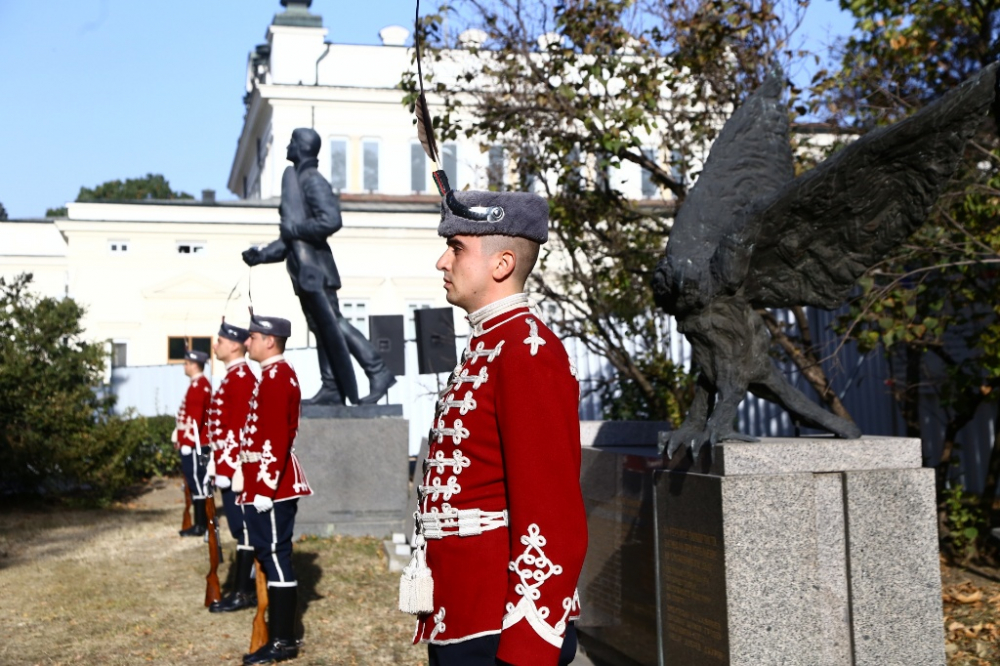 Президентът Радев призова премиера, министрите и депутатите: Замълчете!  