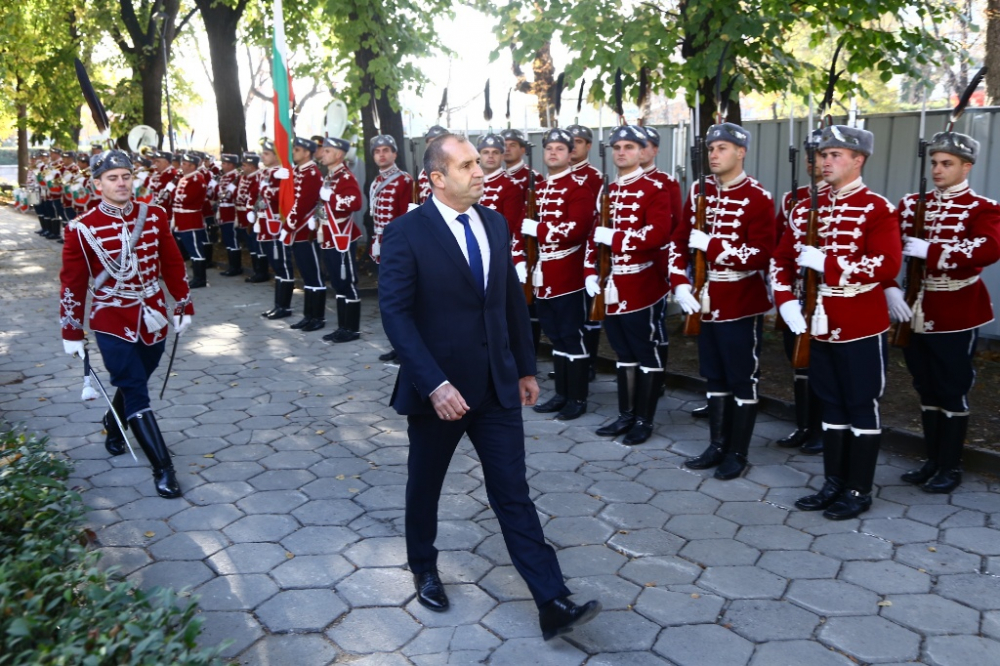 Президентът Радев призова премиера, министрите и депутатите: Замълчете!  