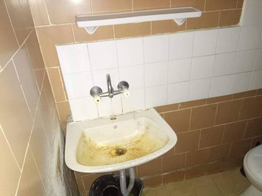 Студентката Стиляна показа потресаващо гнусни СНИМКИ от общежитията на СУ: Затворниците и бежанците са по-добре от нас