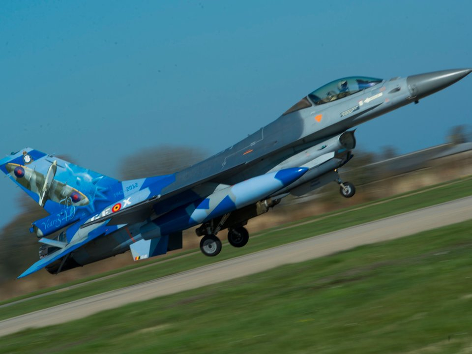 Механик откри стрелба с оръдие "Вулкан" на F-16 и взриви друг изтребител в база на ВВС на Белгия (СНИМКИ)