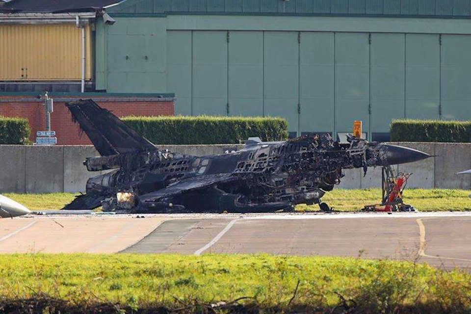 Механик откри стрелба с оръдие "Вулкан" на F-16 и взриви друг изтребител в база на ВВС на Белгия (СНИМКИ)