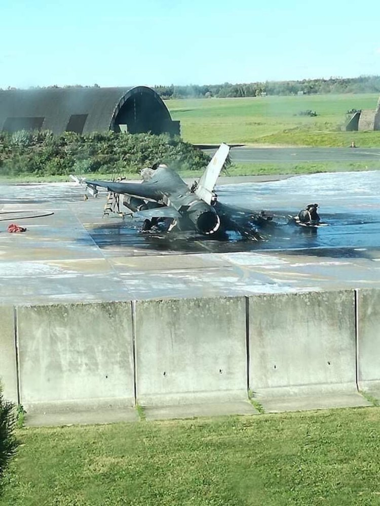 Механик откри стрелба с оръдие "Вулкан" на F-16 и взриви друг изтребител в база на ВВС на Белгия (СНИМКИ)