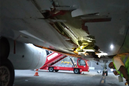 Boeing 737 се вряза в тухлена стена, но продължи полета си, пътниците ужасени и бесни (СНИМКИ)