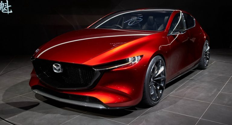 Първи официални СКИЦИ на новата Mazda 3