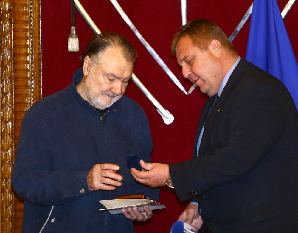 Фоторепортаж в БЛИЦ: Актьорът Васил Михайлов получи отличие за принос към МО (СНИМКИ)