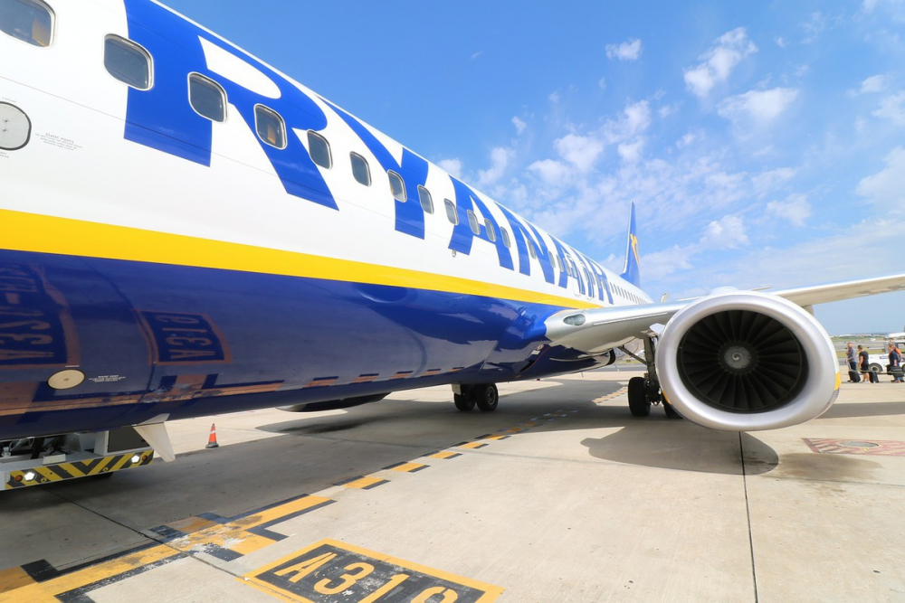 СНИМКА на екипаж на самолет на Ryanair потресе и възмути мрежата! 