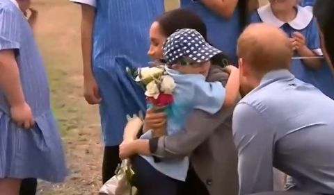 Принц Хари избесня срещу мъж, който направи нещо неочаквано с бременната Меган Маркъл (СНИМКИ/ВИДЕО)
