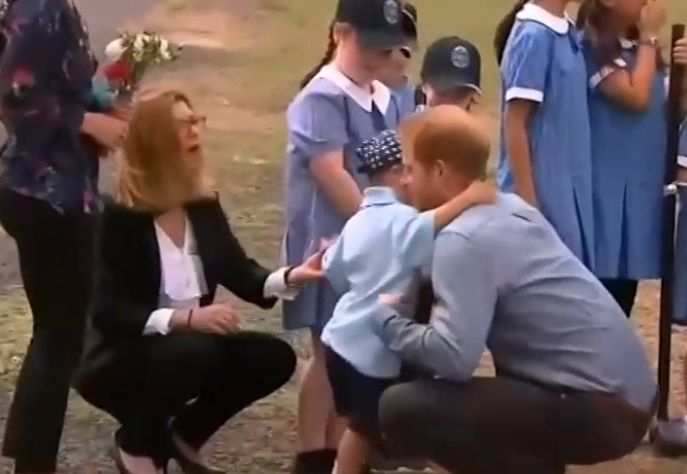 Принц Хари избесня срещу мъж, който направи нещо неочаквано с бременната Меган Маркъл (СНИМКИ/ВИДЕО)