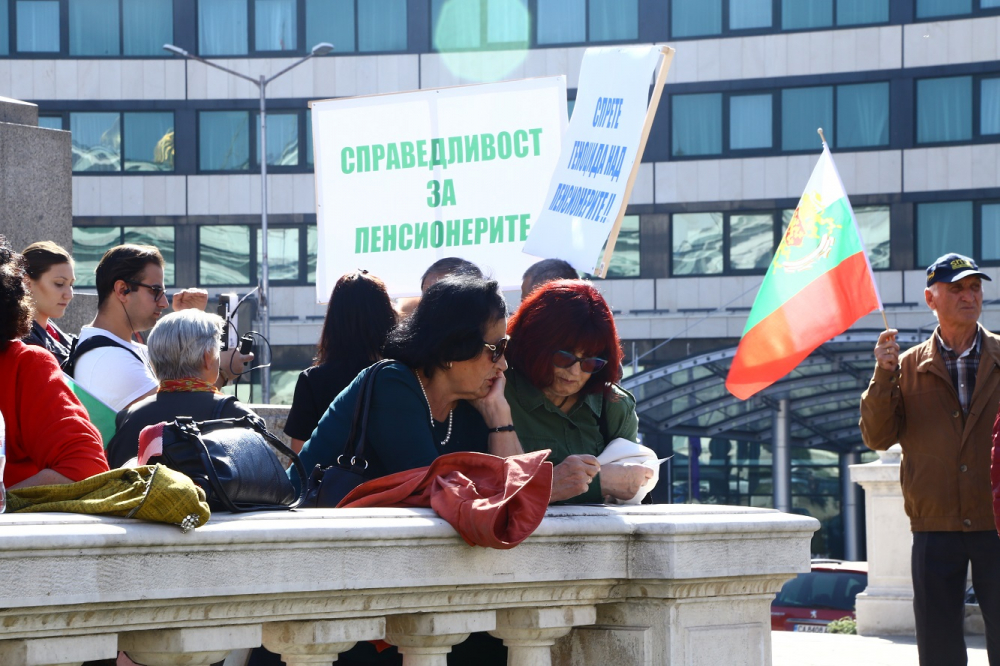 Българският пенсионер скочи, иска си парите по-рано, а не 2 дни след датата