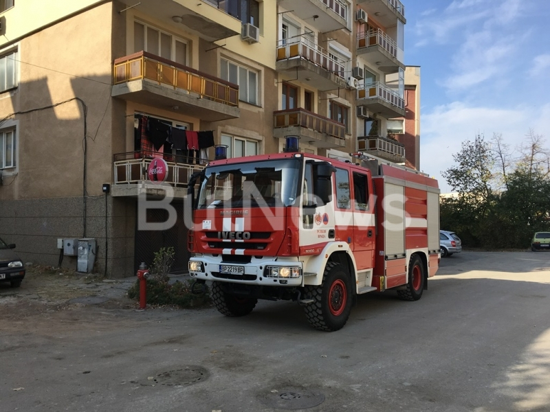 Линейка и гражданска защита влетяха във врачански блок, ето какво се случва (СНИМКИ)
