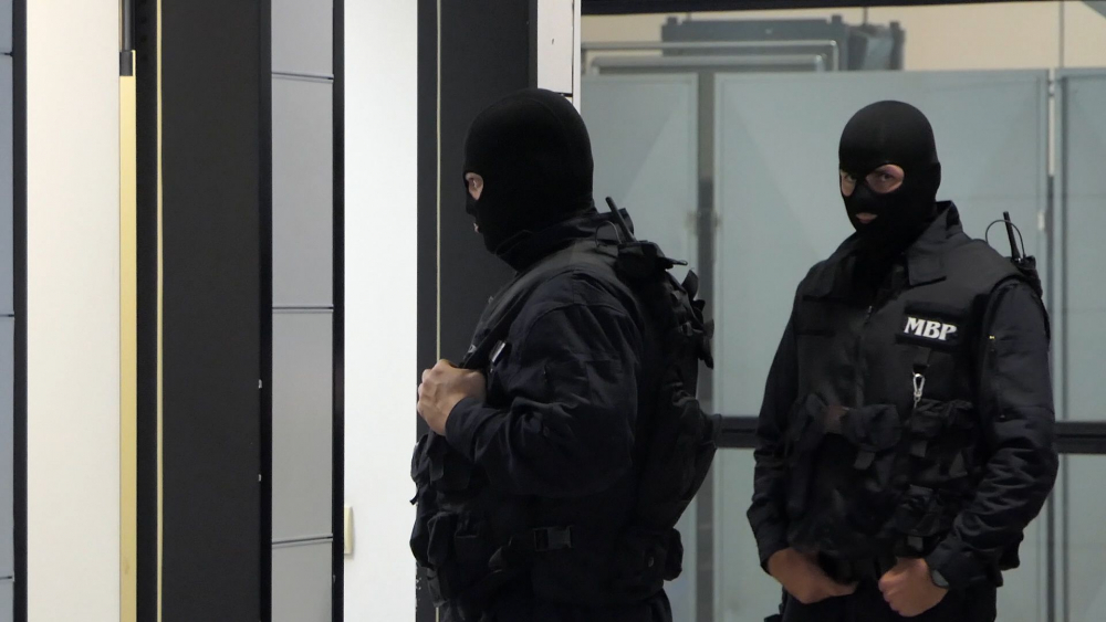 Жестокият убиец Северин крие лицето си на слизане от самолета (ЕКСКЛУЗИВНИ СНИМКИ)