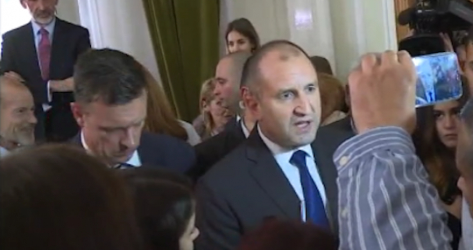 Асен Генов и шепа протестъри налазиха президента Румен Радев в Лондон