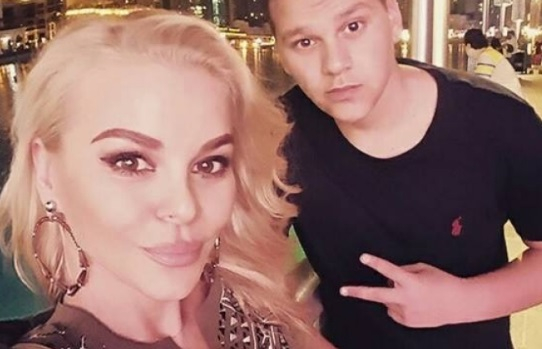Деси Слава натика сина си в чалгата 