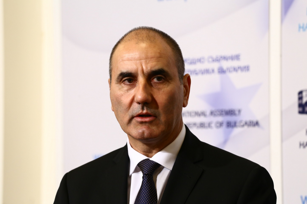 Цветанов отива във Франция, налага му се да...