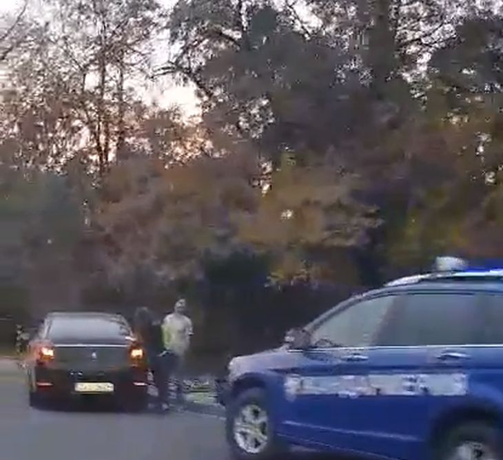 Само в БЛИЦ! Адско меле на столичния булевард "Пейо Яворов", такси се запали в движение и стана страшно (ВИДЕО)