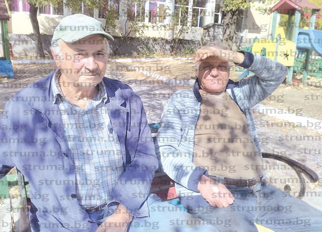 В село Слатино тръгнаха да дирят нефт, но намериха нещо още по-важно! А старите ергени и попа правят... (СНИМКИ)