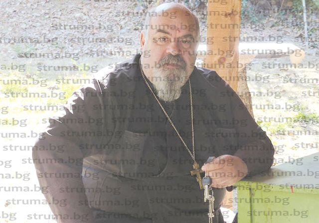 В село Слатино тръгнаха да дирят нефт, но намериха нещо още по-важно! А старите ергени и попа правят... (СНИМКИ)