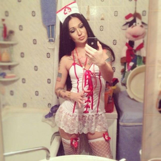 Секси лекарка възмути колегите си с искрени СНИМКИ (18+) в линейка