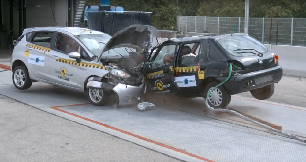Разбиха нов и стар Ford Fiesta в челен сблъсък, вижте нагледно сравнение на безопасността (ВИДЕО)