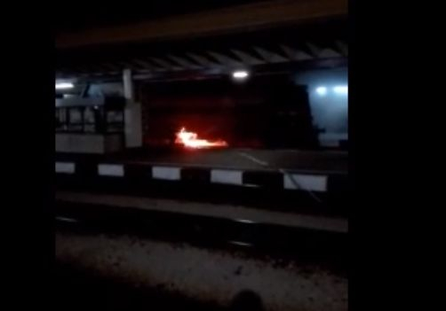 Локомотив на пътнически влак пламна на гарата на Горна Оряховица (ВИДЕО)