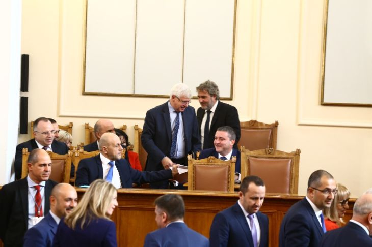 Караянчева сряза БСП: Борисов е в Брюксел, надявам се духом да е с нас