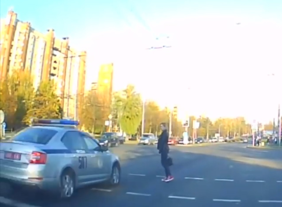 Девойка отказа на даде път на кортежа на Лукашенко (ВИДЕО)