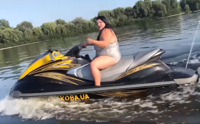 Пухкава рапърка взриви мрежата с ВИДЕО, на което рапира по бански!