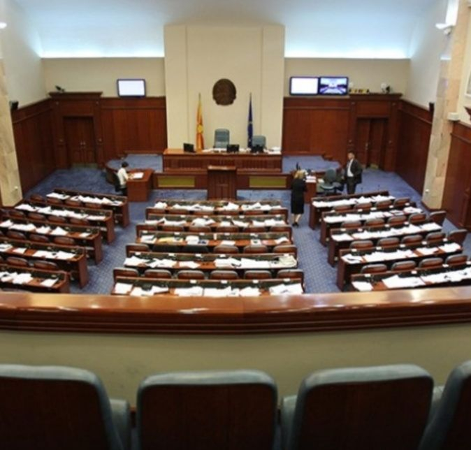 Македония осъмна с ново име! Валят честитки, а циркът в парламента е пълен 