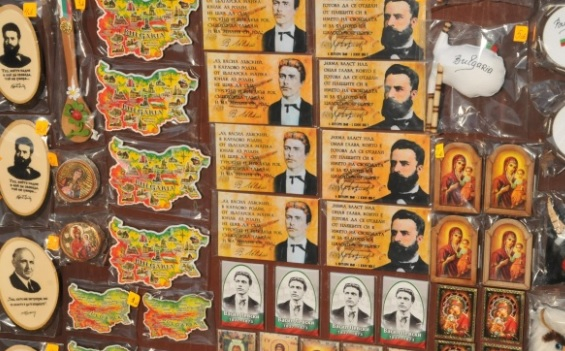 До къде се докарахме! Вижте къде се появи ликът на Тато (СНИМКИ)