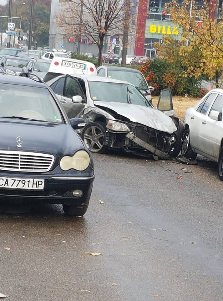 Трясък на ламарини в столичния квартал "Люлин"! Осем коли се нанизаха една в друга (СНИМКА)