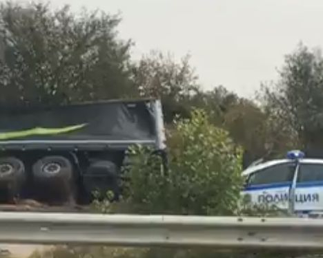 Първи ЗРЕЛИЩНИ СНИМКИ и ВИДЕО от адския инцидент с ТИР в София