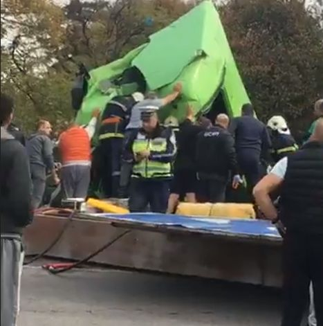 Първи ЗРЕЛИЩНИ СНИМКИ и ВИДЕО от адския инцидент с ТИР в София