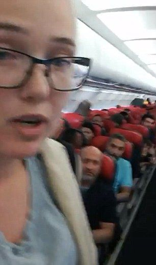 Помните ли младата напориста шведка, която се хвърли да спасява бежанец от депортация? Загазила го е здраво 