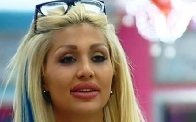Джулиана Гани разгорещи мрежата с палава СНИМКА 18+, на която позира по... бомби!