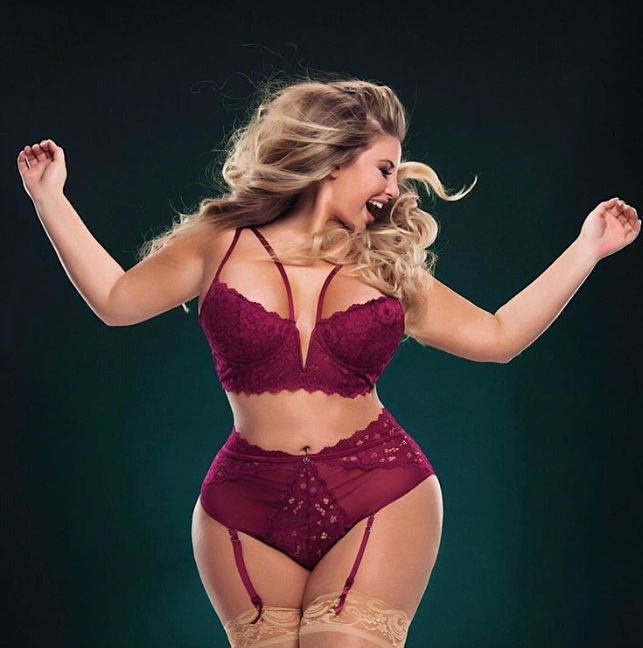 Светът се захласна по пищна бизнес и plus size моделка (СНИМКИ 18+)