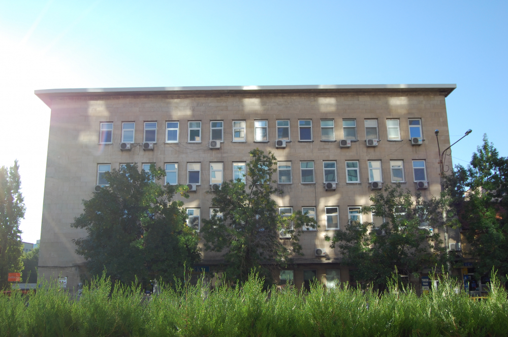 Апаши нахлуха в поликлиника през прозореца и направиха голяма беля