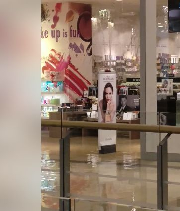 Първо в БЛИЦ! Вижте ексклузивно ВИДЕО от ада в мола на "Цариградско шосе"! 