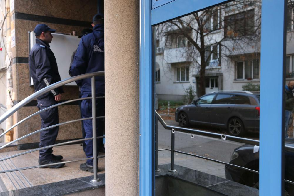 Първи СНИМКИ на надупчените като след война офис и кола в столичен квартал 