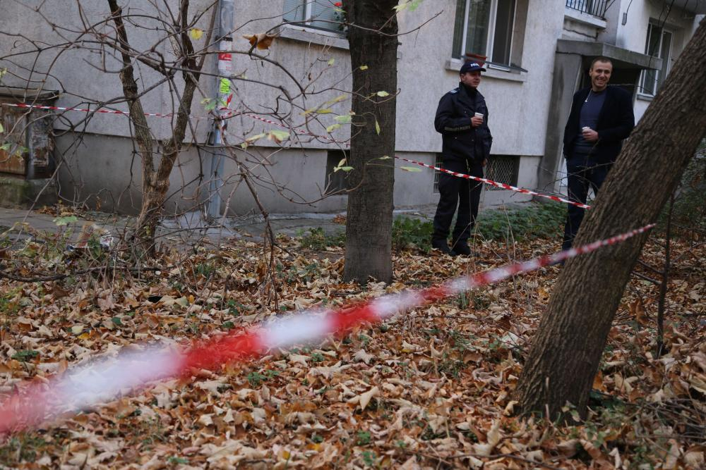 Първи СНИМКИ на надупчените като след война офис и кола в столичен квартал 