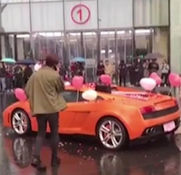 Богаташ публично предложи брак и Lamborghini на възлюбената си, отговорът беше неочакван (СНИМКИ/ВИДЕО)