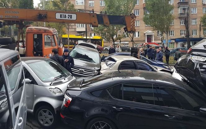 Автокран остана без спирачки и смачка 19 автомобила (СНИМКИ/ВИДЕО)